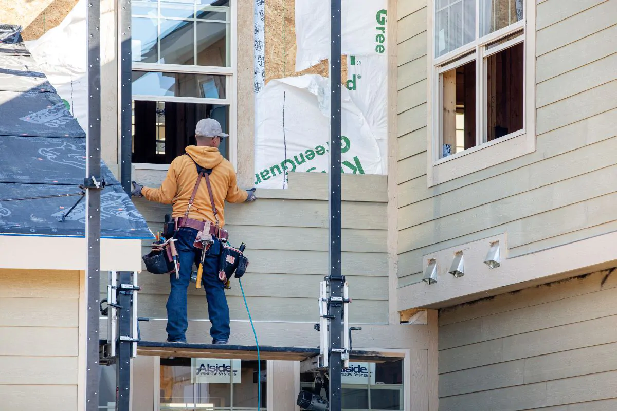 Professional Siding Contractor Installing Siding