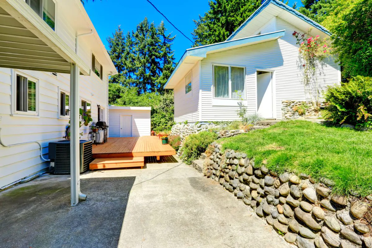 houses with siding and deck in backyard